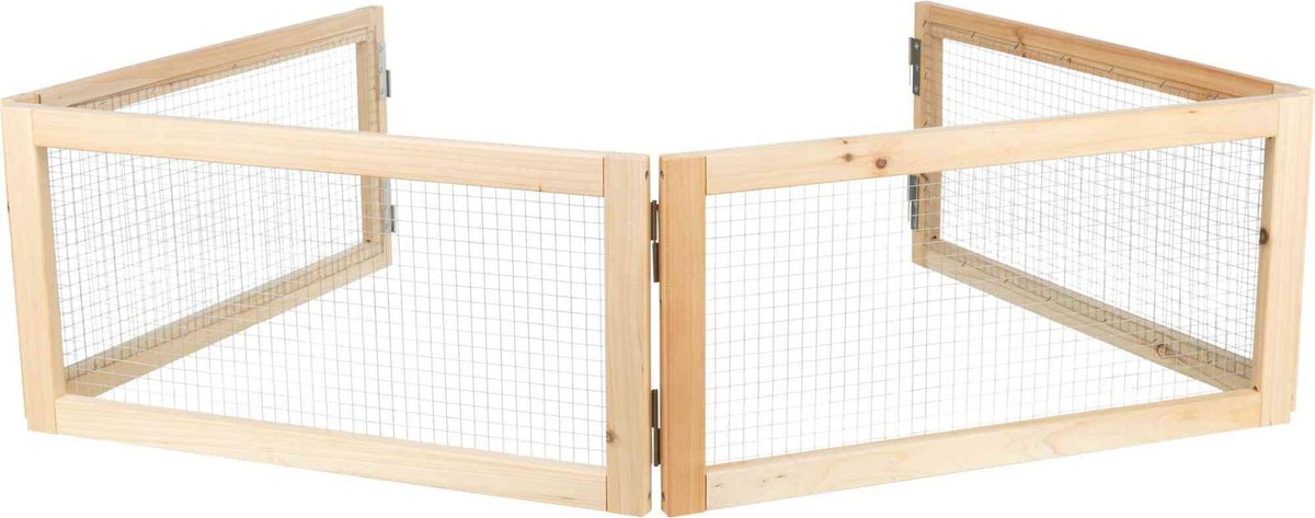 Holzrahmen mit Metallgitter in rechteckiger Form, offene Scharniere an den Ecken, helle Holztöne sichtbar.