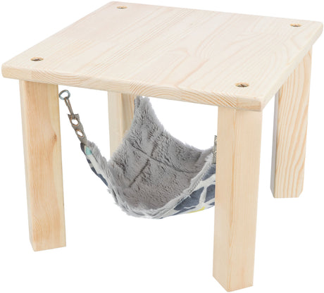 Holztisch mit vier Beinen und einer darunter aufgehängten, grauen Hängematte aus weichem Stoff.