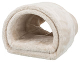Beige, plüschige Höhle in Tunnel-Form.