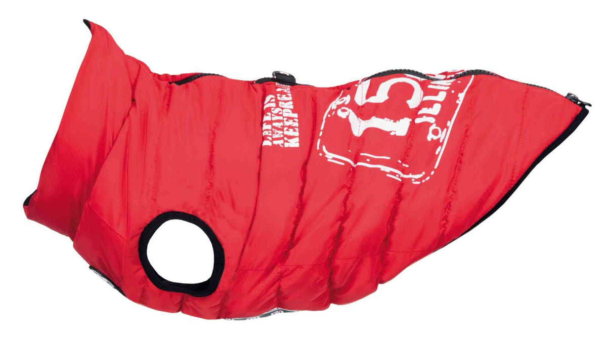 Roter Hundemantel mit weißem Aufdruck und schwarzer Umrandung an der Öffnung.