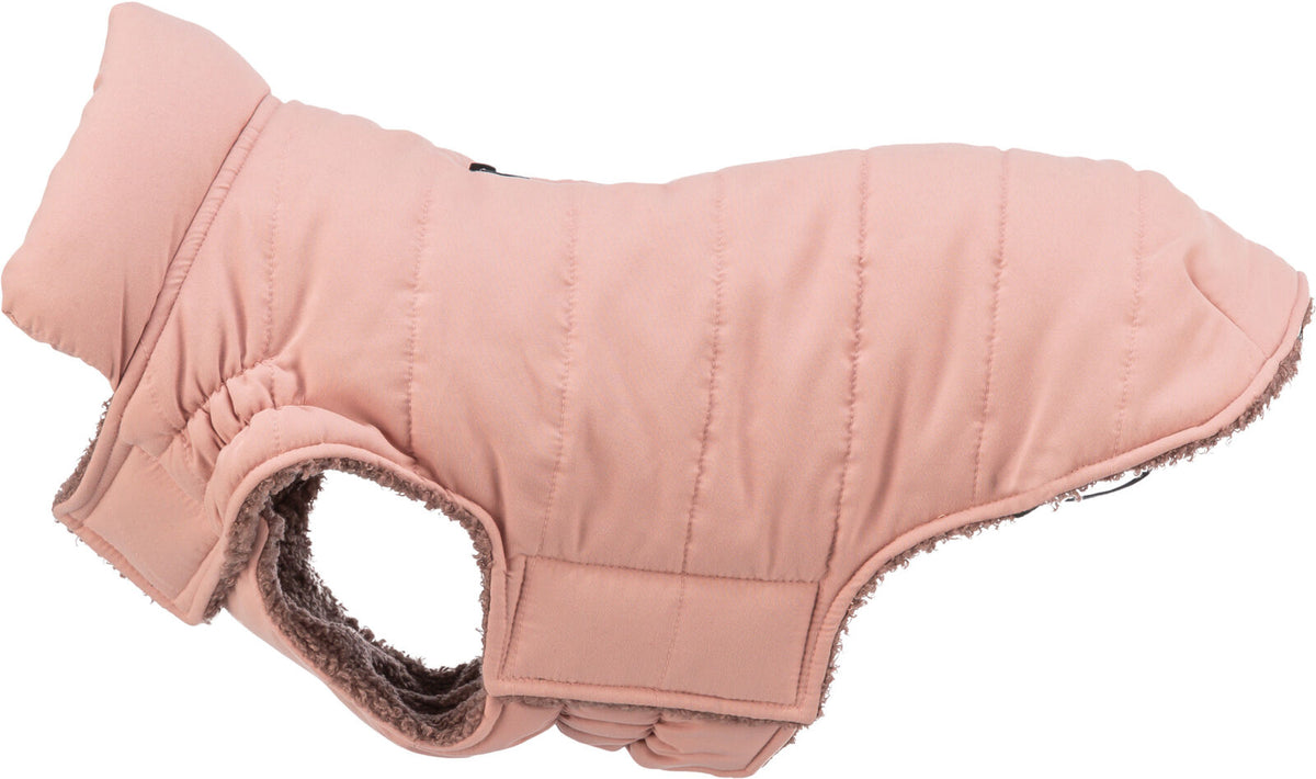 Rosa Hundemantel mit gestepptem Design und weichem Innenfutter, seitliche Öffnung erkennbar.
