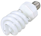 Energiesparlampe mit spiraligem, weißem Glaskörper und silbernem Schraubsockel.