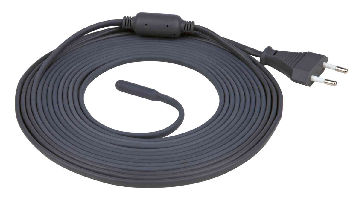 Langes schwarzes Kabel mit Steckdosenstecker und runder Verdickung in der Mitte, aufgerollt und flachliegend.