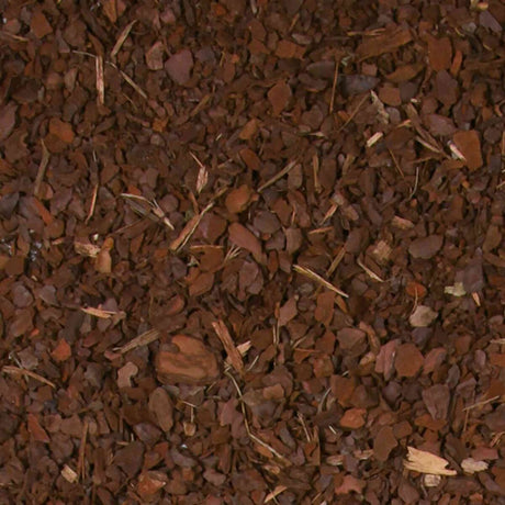 Braune Holzchips mit unregelmäßigen Formen bedecken die Oberfläche vollständig.