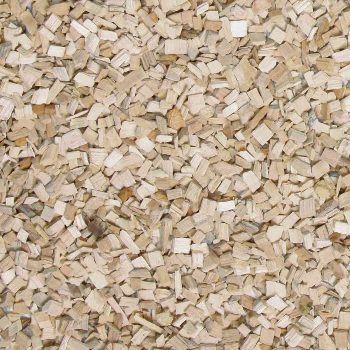 Kleine, helle Holzspäne liegen verstreut und überlappen sich auf einer Fläche.