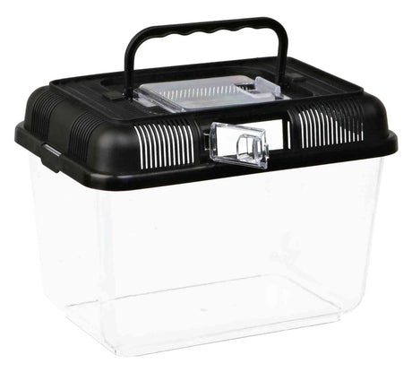 Eine durchsichtige Transportbox mit schwarzem Deckel und Tragegriff, rechteckige Form mit Belüftungsschlitzen.