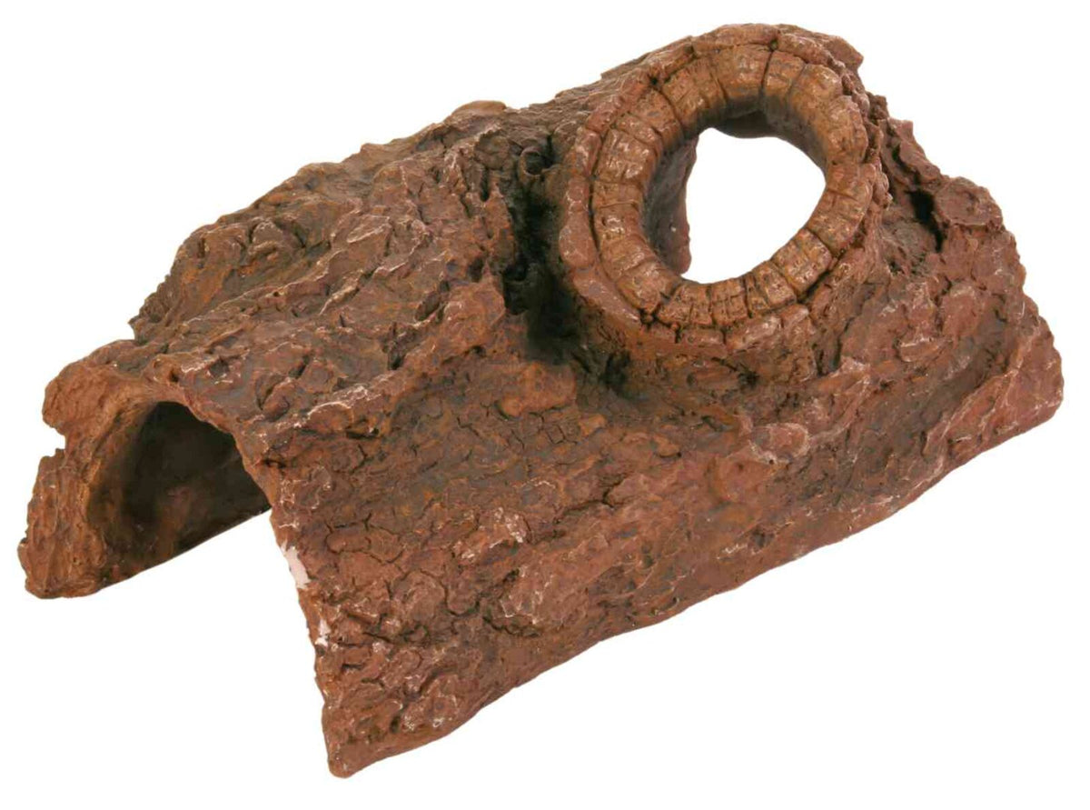 Steinähnliche Höhle mit rundem Eingang auf unregelmäßiger Oberfläche in Erdtönen.