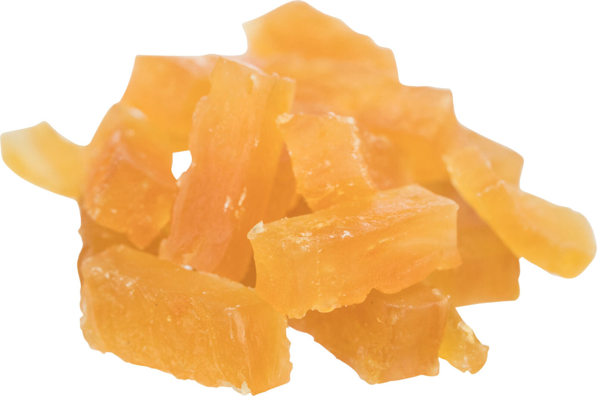 Orangefarbene Stücke einer getrockneten, unidentifizierten Frucht auf weißem Hintergrund.