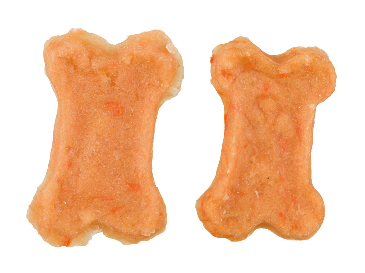 Zwei orangefarbene, knochenförmige Hundekekse auf weißem Hintergrund.
