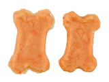 Zwei orangefarbene, knochenförmige Hundekekse auf weißem Hintergrund.