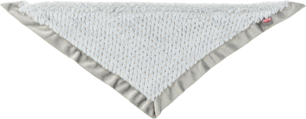 Dreieckiges, flauschiges Tuch in Grau mit goldenem Pünktchenmuster und einem Trixie-Label an der Ecke.