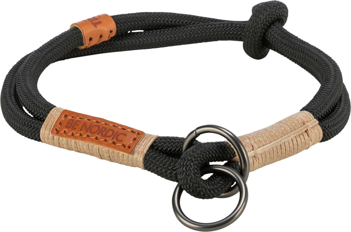Schwarzes, geflochtenes Halsband mit hellbraunen Wicklungen und einem Lederetikett "BE NORDIC" sowie zwei Metallringen.