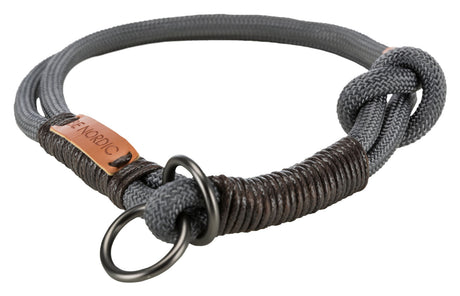 Graues Seil-Halsband mit Lederetikett und Metallringen, dekorativ geknotet und umwickelt.