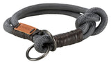 Graues, geflochtenes Hundehalsband mit schwarzem Metallring und Lederetikett mit der Aufschrift "BE NORDIC".