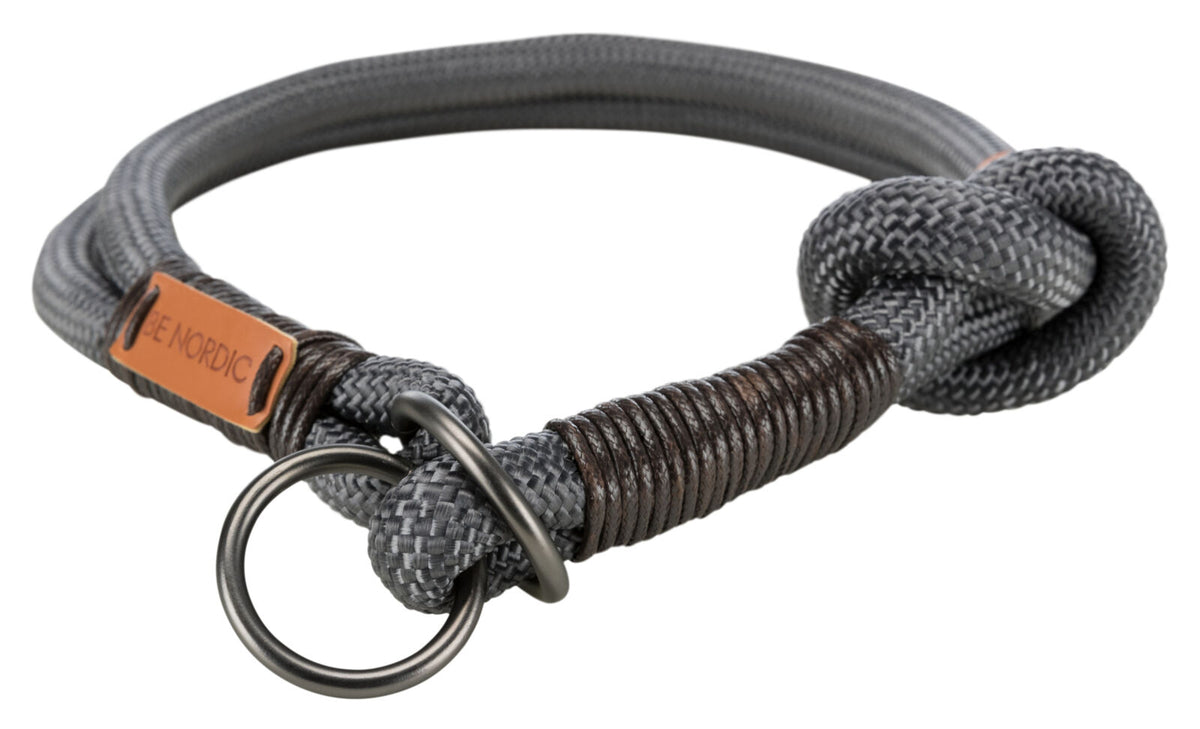 Graues, geflochtenes Halsband mit Ring und braunen Akzenten, Lederetikett mit Aufschrift, Knoten am Ende.