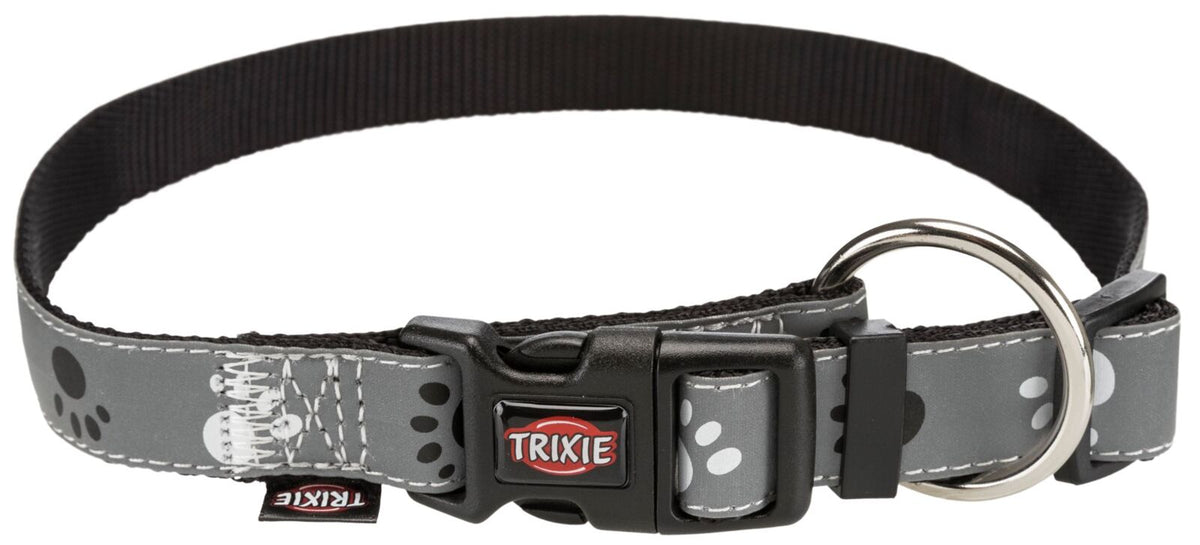 Graues Halsband mit Pfotenmuster und schwarzer Schnalle, silberner Ring, Logo "Trixie", auf schwarzem Band.