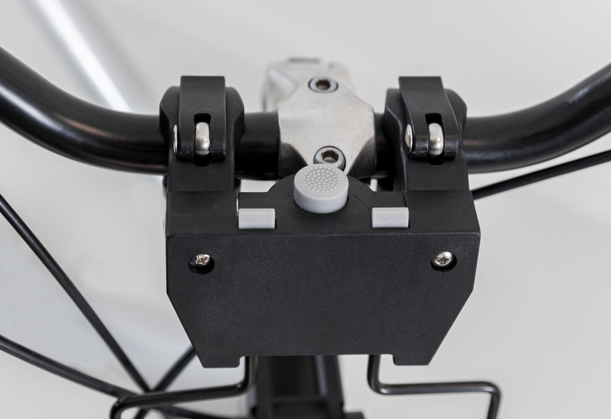 Schwarzes Fahrradlenker-Befestigungssystem aus Metall mit silbernen Schrauben auf weißem Hintergrund.