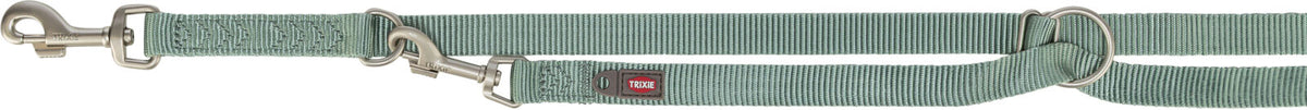 Grüne Hundeleine mit zwei Metallhaken und einem D-Ring, Material gewebt, Label "TRIXIE" sichtbar.