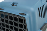 Blauer Transportbehälter mit schwarzem Gitter und sichtbarer Verschlussmechanik, Detailaufnahme.