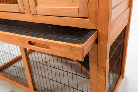 Holzkonstruktion mit einem herausziehbaren Fach und darunter liegendem Gitterelement, braune Holzfarbe.