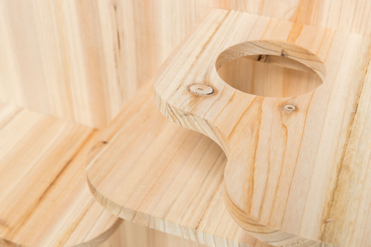 Holzplatte mit rundem Loch und sichtbaren Holzmaserungen in hellem Naturton.