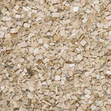 Eine große Menge heller, unregelmäßiger Holzstücke in verschiedenen Formen und Größen verteilt auf einer Fläche.