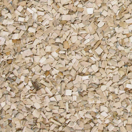 Eine große Menge heller, unregelmäßiger Holzstücke in verschiedenen Formen und Größen verteilt auf einer Fläche.