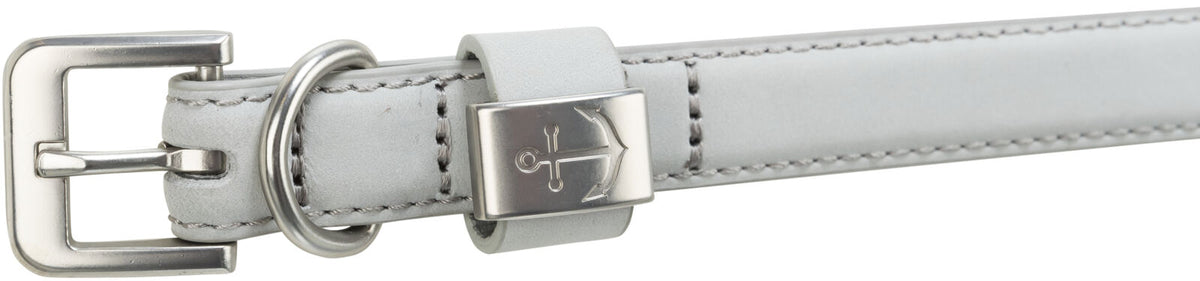 Grauer Ledergürtel mit silberner Schnalle und Metallverzierung in Form eines Ankers, sichtbare Nahtdetails.