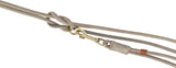 Lederleine in Beige mit Messingkarabinerhaken und Knoten, die Struktur ist glatt und genäht.