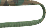 Grüner und brauner Gürtel mit Camouflage-Muster, Detailansicht der Naht und Oberfläche.