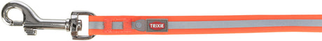 Oranges Hundehalsband mit silbernem Karabinerhaken und grauem Streifen, Label "Trixie" sichtbar.