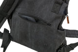 Dunkelgrauer Rucksack mit seitlichem Reißverschlussfach und schwarzem, verstellbarem Tragegurt.