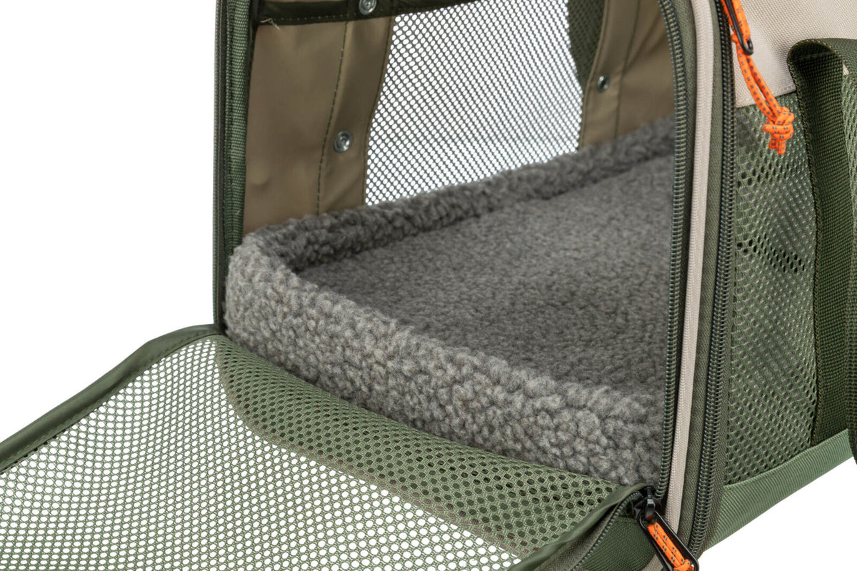 Geöffnete Transporttasche mit grünem Netzgewebe, grauer Fleece-Innenboden und orangenem Zipper.