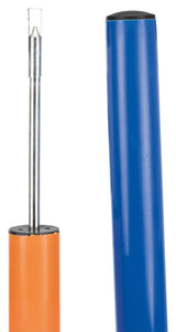 Ein orangefarbenes Rohr mit einer Metallstange links und ein blaues Rohr mit schwarzem Deckel rechts.
