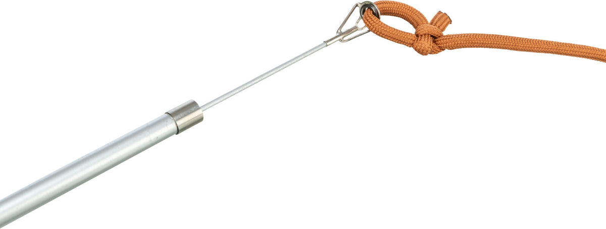 Silberne Metallstange mit einem daran befestigten dünnen Draht, der an einer orangefarbenen Schnur endet.