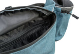 Geöffnete blaue Tasche mit schwarzem Innenfutter und Reißverschlüssen.