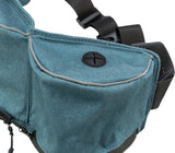 Blau-grüne Tasche mit schwarzem Verschluss und Gurtsystem, reflektierende Details sichtbar.
