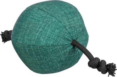 Grüner, runder Stoffball mit schwarzem Seil, das an beiden Enden herausragt.