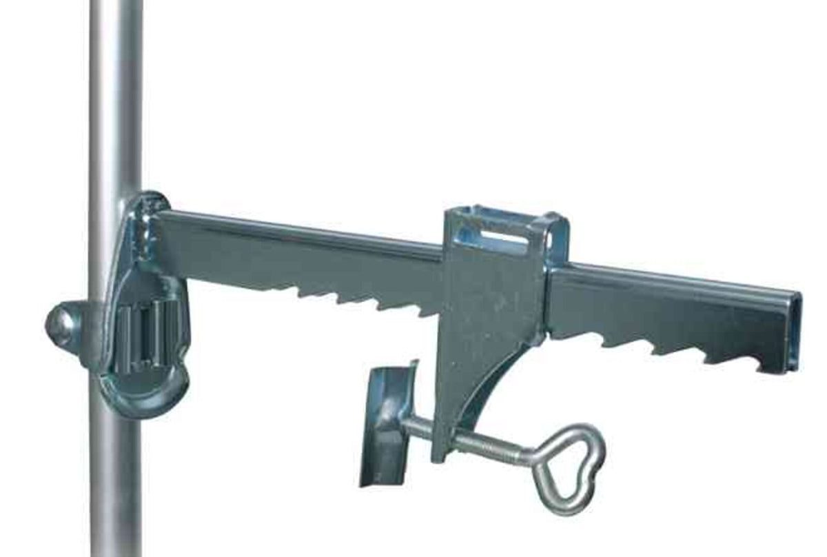 Metallhalterung mit verstellbarem Zahnprofil und Schraubmechanismus, befestigt an einer vertikalen Stange.