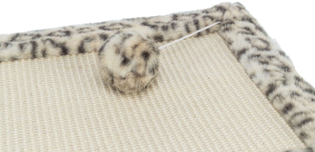 Beige Kratzmatte mit Plüschrand und befestigtem Ball im Leopardenmuster.