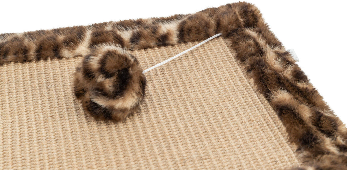 Beige Teppich mit geflochtener Struktur und einem Spielzeugball aus Kunstfell, das Leopardenmuster hat.