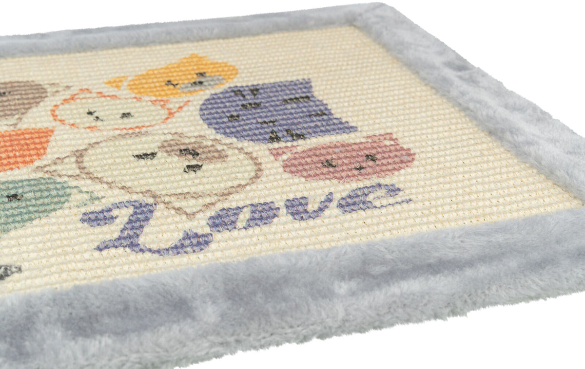 Geflochtene Matte mit bunten Katzenmotiven und dem Wort „Love“ in blauer Schrift, umrandet von grauem Plüsch.