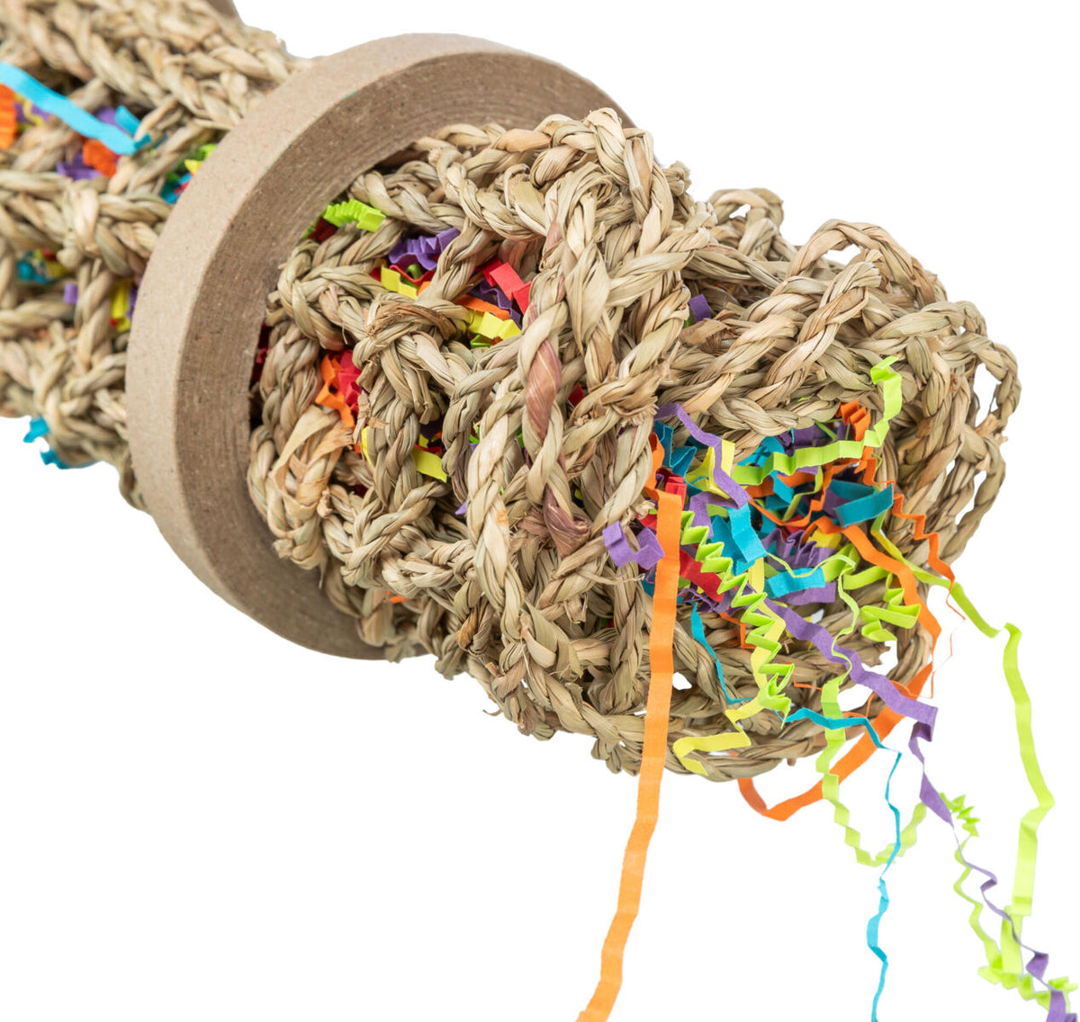 Geflochtenes Seilspielzeug mit bunten Papierresten in Blau, Grün, Orange und Lila, zylinderförmig gerollt.