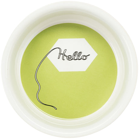 Ein runder, weißer Behälter mit grünem Boden, auf dem in schwarzer Schrift "Hello" in einem weißen Sechseck steht.