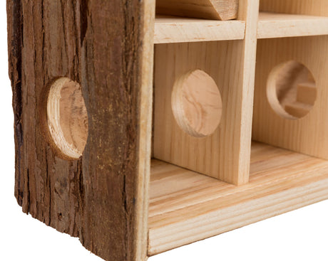 Holzstruktur mit mehreren gebohrten Löchern und rustikalem Design, teilweise sichtbare Rinde und klare Linien.