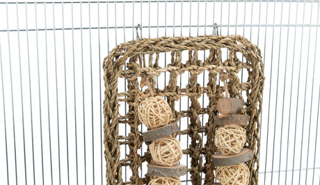 Geflochtene Struktur aus Naturmaterialien, vertikal an einem metallischen Gitter befestigt, mit dekorativen Holzelementen und Kugeln.