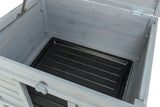 Offene graue Holzbox mit schwarzem Boden und Metallscharnieren an der Innenseite des Deckels.