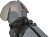 Grauer Hundemantel mit schwarzem Gurt und geometrischem Muster sowie Reißverschluss und gepolsterten Partien.