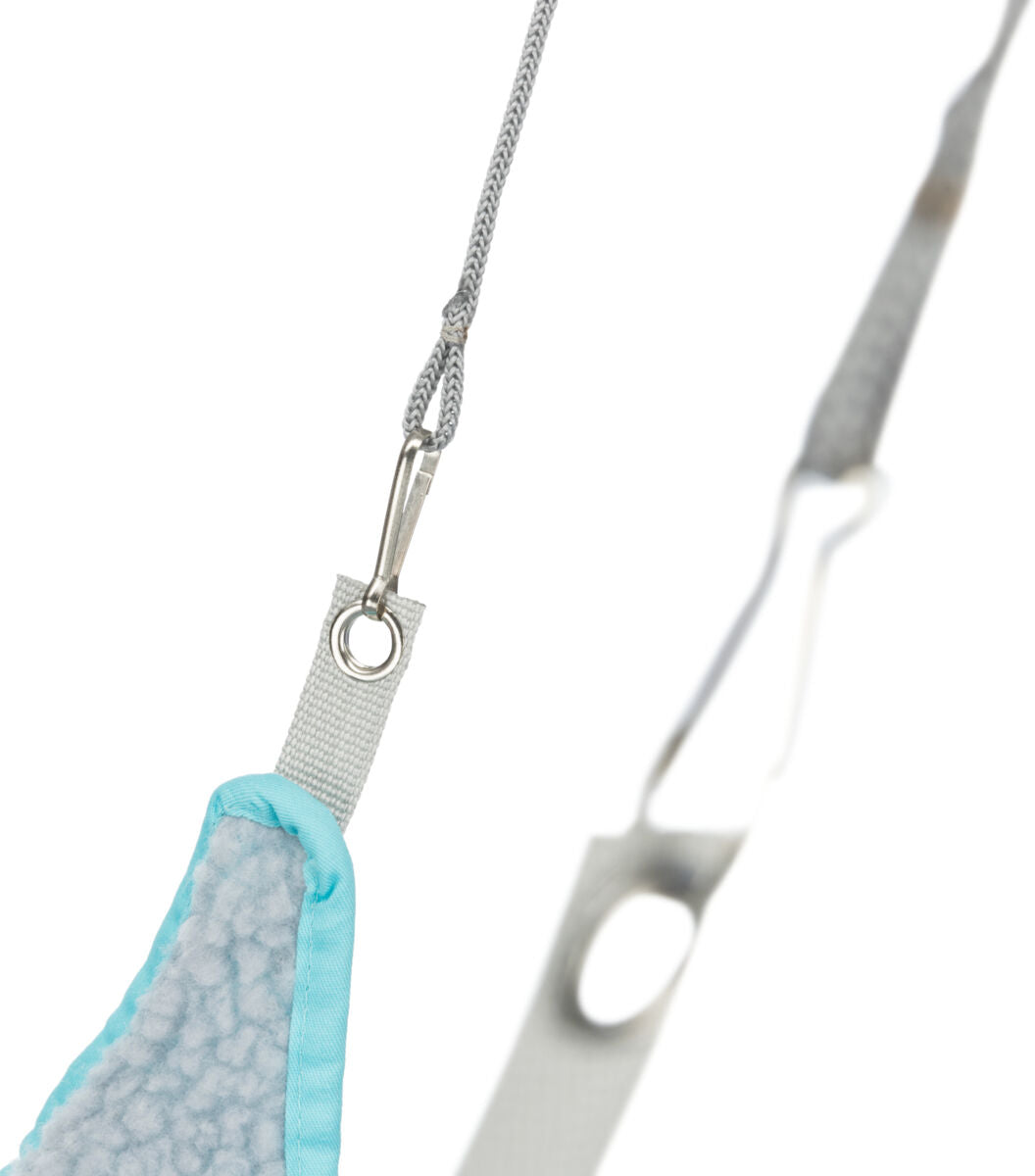 Graues Seil mit Metallclip befestigt an blauer gepolsterter Kante, Hintergrund unscharf.