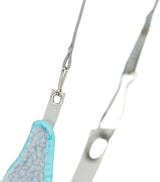 Graues Seil mit Metallclip befestigt an blauer gepolsterter Kante, Hintergrund unscharf.
